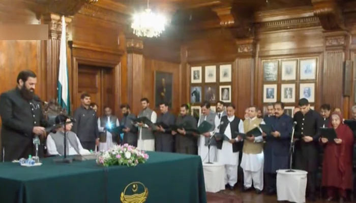 21 provincial ministers are sworn in by Governor Punjab