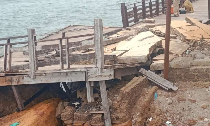 Do Darya restaurant collapses