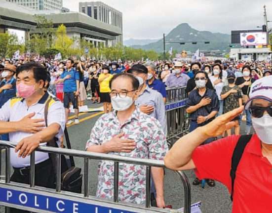 Japan's Prime Minister pays a contribution at a war dead shrine, and cabinet members accompany him