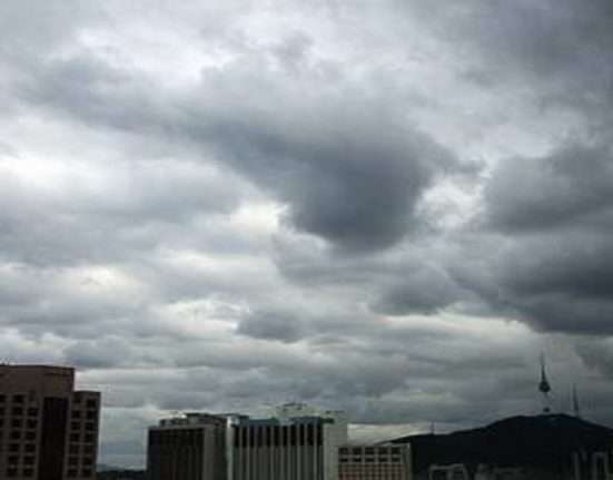 Weather in Karachi will continue to be cloudy with a risk of light rain over the next 24 hours