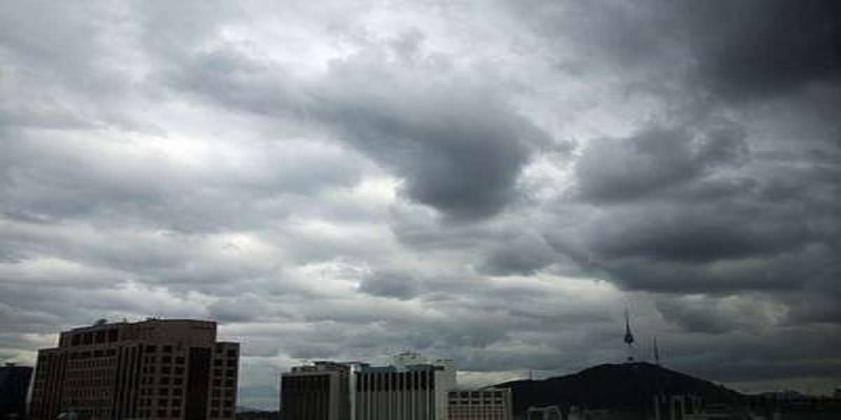 Weather in Karachi will continue to be cloudy with a risk of light rain over the next 24 hours