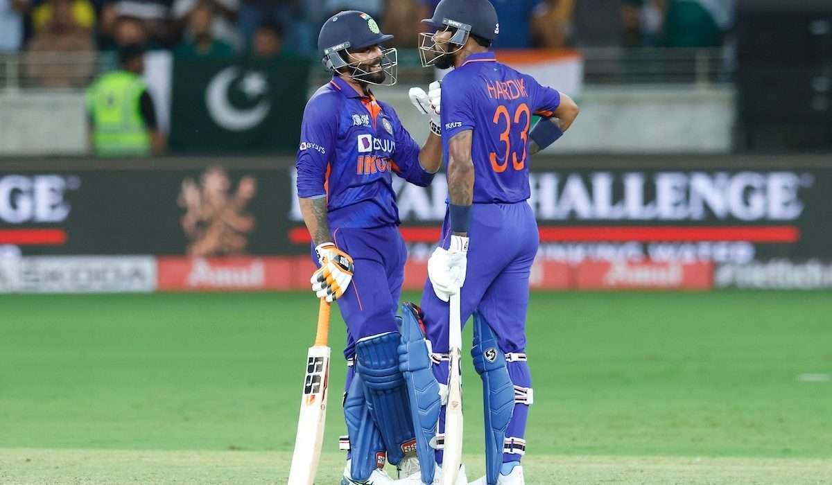How did Hardik Pandya help India defeat Pakistan in the Asia Cup 2022?