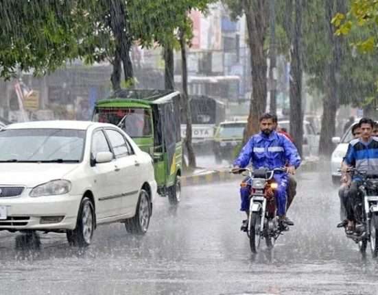 Life in Karachi is disrupted by heavy rain