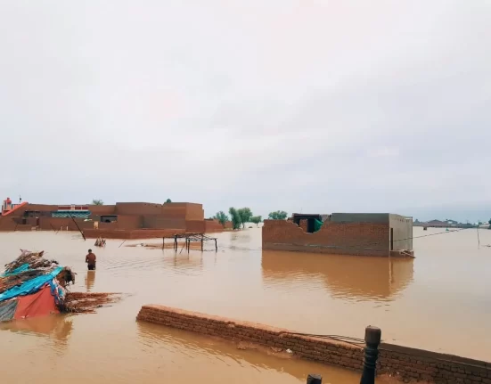 As the number of flood victims exceeds 1,500, disease spreads in Pakistan