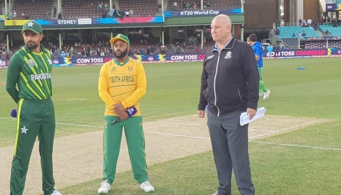 Pakistan chooses to bat first against South Africa after winning toss