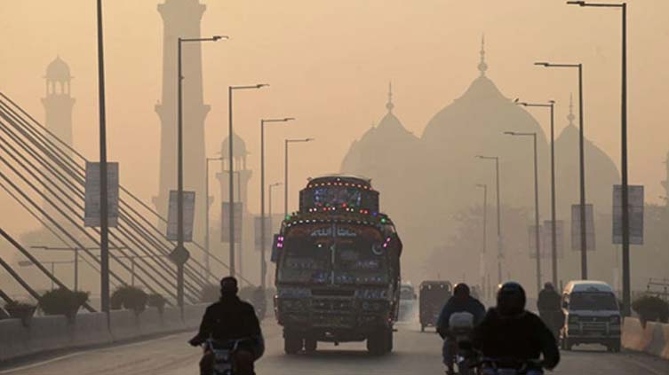Restaurants and markets in smoggy city are to close by 10 p.m., as per LHC