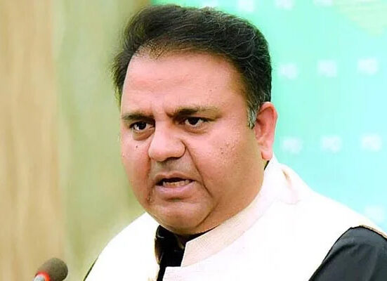 Islamabad: Senior leader of Pakistan Tehreek-e-Insaf Fawad Chaudhry questioned the ongoing negotiations with the government. The raid on the house of Chaudhry Parvez Elahi proves that Ishaq Dar, Saad Rafique and Azam Tarar have no position in their government, strongly condemn this raid. Fawad Chaudhry said that the attack on the house of Parvez Elahi, Ali Amin Gunda. Pur's detention despite bail and the arrests of PTI workers are making the negotiation process meaningless. He added that if the government's negotiation team could not play any role in maintaining the atmosphere after the assurance, How will she make the big decisions? In the meeting under the chairmanship of Imran Khan, they will decide whether to continue the talks or not.